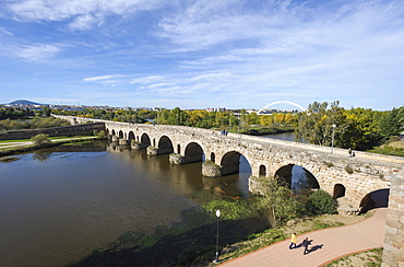 Puente Romano (Roman Bridge) in Merida, UNESCO World Heritage Site, Badajoz, Extremadura, Spain, Europe 