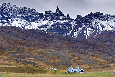 Farm and spectacular rocky spires, 1188 m, at Hals, in Oxnadalur valley, near Akureyri, north coast, Iceland, Polar Regions