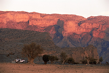 Camp in Oman's Grand Canyon West, Hajar, in Jebel Shams, at 1900m, Oman, Middle East