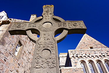 Replica of St. John's cross stands proudly in front of Iona Abbey, Isle of Iona, Innere Hebrides, Scotland, United Kingdom, Europe