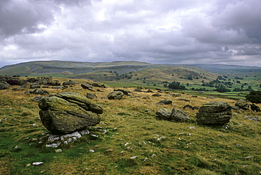 Norber erratics near Austwick, erratic boulders left on limestone pavement by erosion, Yorkshire Dales National Park, Yorkshire, England, United Kingdom, Europe