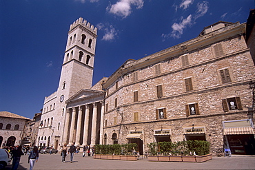 Piazza del Comune (Foro Romano) and Tiempo di Minerva, Assisi, Umbria, Italy, Europe