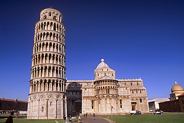 Leaning Tower (Torre Pendente) dating from between the 12 and 14th centuries, and Duomo dating from the 11th century, Campo dei Miracoli, UNESCO World Heritage Site, Pisa, Tuscany, Italy, Europe