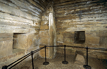 Central chamber and side chambers built into the centre of the walls, Maes Howe chambered cairn, dating from 2700 BC, part of Central Mainland UNESCO World Heritage Site, Mainland, Orkney Islands, Scotland, United Kingdom, Europe