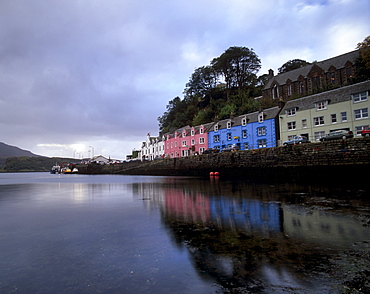 Portree harbour and painted houses, Portree, Isle of Skye, Inner Hebrides, Scotland, United Kingdom, Europe