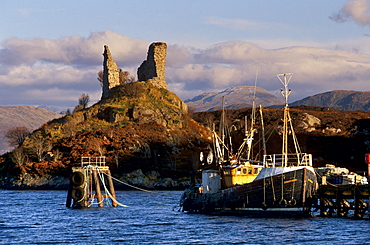 Ruins of Castle Moil and fishing harbour at Kyleakin, Skye, Inner Hebrides, Highland region, Scotland, United Kingdom, Europe