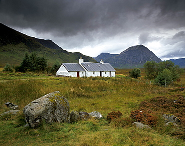 Black Rock cottage and Buachaille Etive Mor, Glen Coe, Highland region, Scotland, United Kingdom, Europe