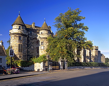 Falkland Palace built between 1501 and 1531 on an earlier foundation, where Mary Queen of Scots lived for a time, Falkland, Fife, Scotland, United Kingdom, Europe