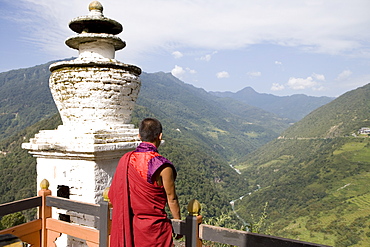 Buddhist monk looking over the Valley of the Puna Tsang River, Trongsa Dzong, Trongsa, Bhutan, Himalayas, Asia