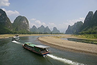 Cruise boats on Li River, between Guilin and Yangshuo, Li River, Guilin, Guangxi Province, China, Asia