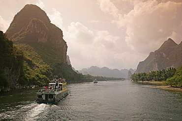 Cruise boats on Li River between Guilin and Yangshuo, Guilin, Guangxi Province, China, Asia