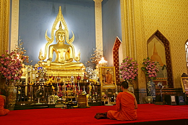 Monk praying and giant golden statue of the Buddha, Wat Benchamabophit (Marble Temple), Bangkok, Thailand, Southeast Asia, Asia