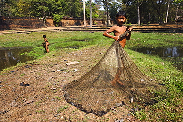 Boys fishing around the temples of Angkor, Cambodia, Indochina, Southeast Asia, Asia