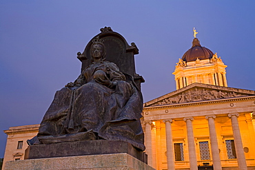 Queen Victoria statue and Legislative Building, Winnipeg, Manitoba, Canada, North America