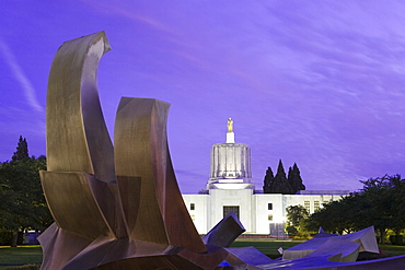 Fountain and State Capitol building in Salem, Oregon, United States of America, North America