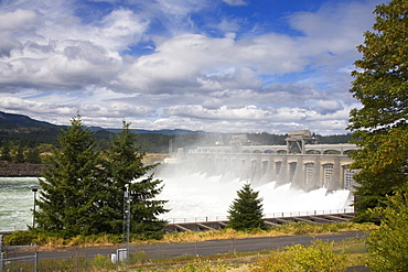 Bonneville Dam and Locks in the Columbia River Gorge, Greater Portland Region, Oregon, United States of America, North America