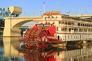 Delta Queen Riverboat and Market Street Bridge, Chattanooga, Tennessee, United States of America, North America