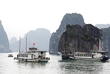 Chinese junk in Halong Bay, UNESCO World Heritage Site, Vietnam, Indochina, Southeast Asia, Asia