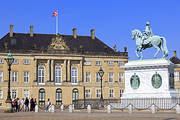 Frederik V Statue, Amalienborg Palace, Copenhagen, Zealand, Denmark, Scandinavia, Europe