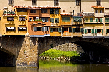 Arno River and Ponte Vecchio bridge, Florence, UNESCO World Heritage Site, Tuscany, Italy, Europe