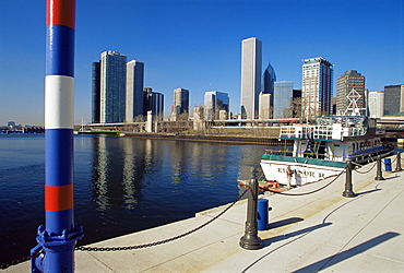 Tour boat, Gateway Park, Navy Pier, Chicago, Illinois, United States of America, North America