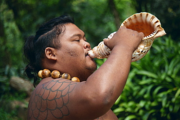 Hawaiian craftsman, Waimea Valley Park, North Shore, island of Oahu, Hawaii, United States of America, North America