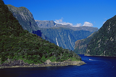 Milford Sound, Fiordland National Park,UNESCO World Heritage Site, South Island, New Zealand, Pacific