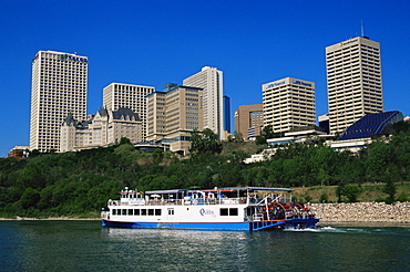 Edmonton Queen paddle boat passing the city, Edmonton, Alberta, Canada, North America