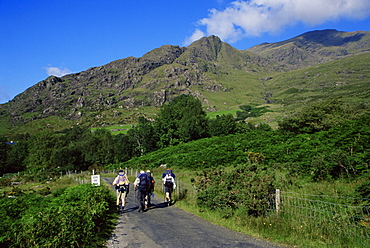 Hikers in Black Valley, Killarney region, County Kerry, Munster, Republic of Ireland, Europe