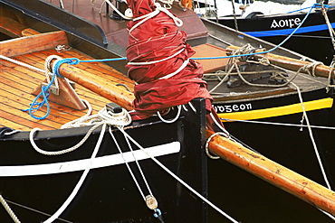 Traditional Galway hooker, Kinvarra Pier, County Galway, Connacht, Republic of Ireland, Europe