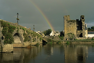 Village of Leighlinbridge, River Barrow, County Carlow, Leinster, Republic of Ireland, Europe