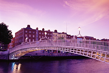 Ha'Penny Bridge over River Liffey, after 2004 changes, Dublin City, Republic of Ireland, Europe