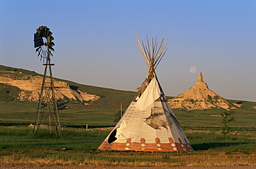 Teepee, Settler's trading post, Chimney Rock area, western Nebraska, United States of America, North America