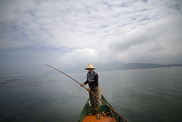 Cormorant fisherman, Erhai Lake, Dali, Yunnan, China, Asia