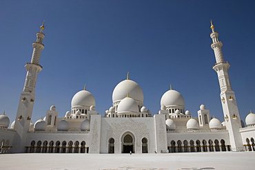 Courtyard, domes and minarets of the new Sheikh Zayed Bin Sultan Al Nahyan Mosque, Grand Mosque, Abu Dhabi, United Arab Emirates, Middle East