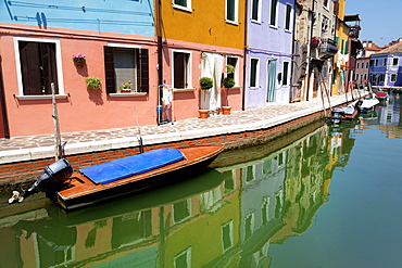 Canal lined with traditional colourful houses in Burano, Venice, UNESCO World Heritage Site, Veneto, Italy, Europe