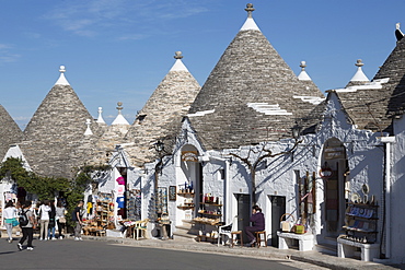 Street of of traditional trullos (trulli) in Alberobello, UNESCO World Heritage Site, Puglia, Italy, Europe