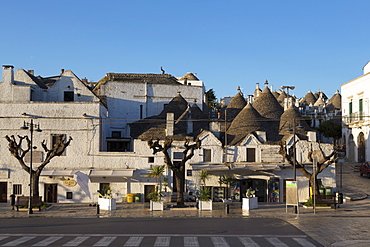 Street of of traditional trullos (trulli) in Alberobello, UNESCO World Heritage Site, Puglia, Italy, Europe