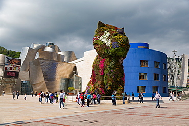 Jeff Koons' Puppy outside the Guggenheim Museum, designed by Frank Gehry, Bilbao, Biscay (Vizcaya), Basque Country (Euskadi), Spain, Europe