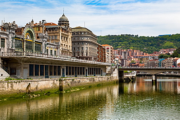 Bilbao-Abando railway station and the River Nervion, Bilbao, Biscay (Vizcaya), Basque Country (Euskadi), Spain, Europe