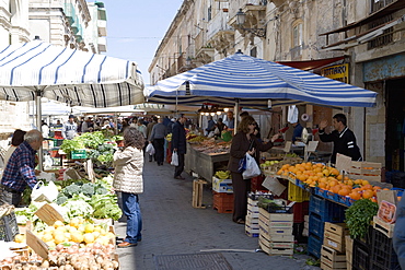 Street market, Ortygia, Syracuse, Sicily, Italy, Europe