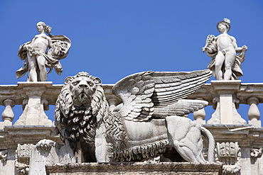 Statue of winged Venetian lion in front of statues of Venus and Mercury on the top of the Palazzo Maffei, Verona, Veneto, Italy, Europe