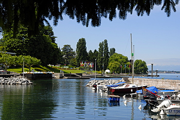 Marina, Quai Baron de Blonay, Evian-les Bains, Lake Geneva (Lac Leman), Haute-Savoie, France, Europe