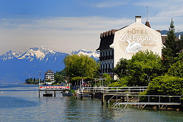 Lakeside hotel, Lac Leman (Lake Geneva), Evian-les Bains, Haute-Savoie, France, Europe