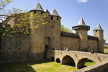 Entrance to Chateau Comtal in the walled and turreted fortress of La Cite, Carcassonne, UNESCO World Heritage Site, Languedoc, France, Europe