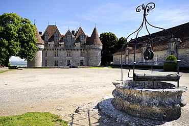 Old well at Chateau de Monbazillac, Monbazillac, Dordogne, France, Europe