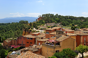 The ochre coloured town of Roussillon, Parc Naturel Regional du Luberon, Vaucluse, Provence, France, Europe