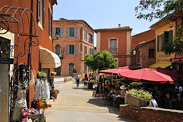 Street scene in the ochre coloured town of Roussillon, Parc Naturel Regional du Luberon, Vaucluse, Provence, France, Europe