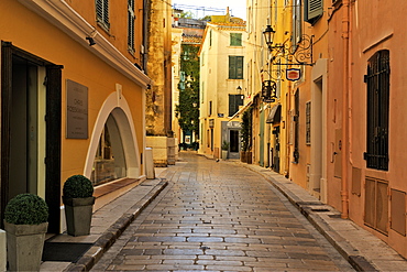 Narrow back street, St. Tropez, Var, Provence, Cote d'Azur, France, Europe