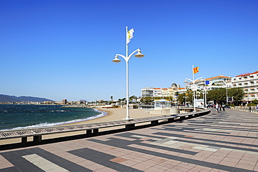 Plage Beaurivage (beach), viewed from General De Gaulle Boulevard, St. Raphael, Provence, Cote d'Azur, France, Mediterranean, Europe